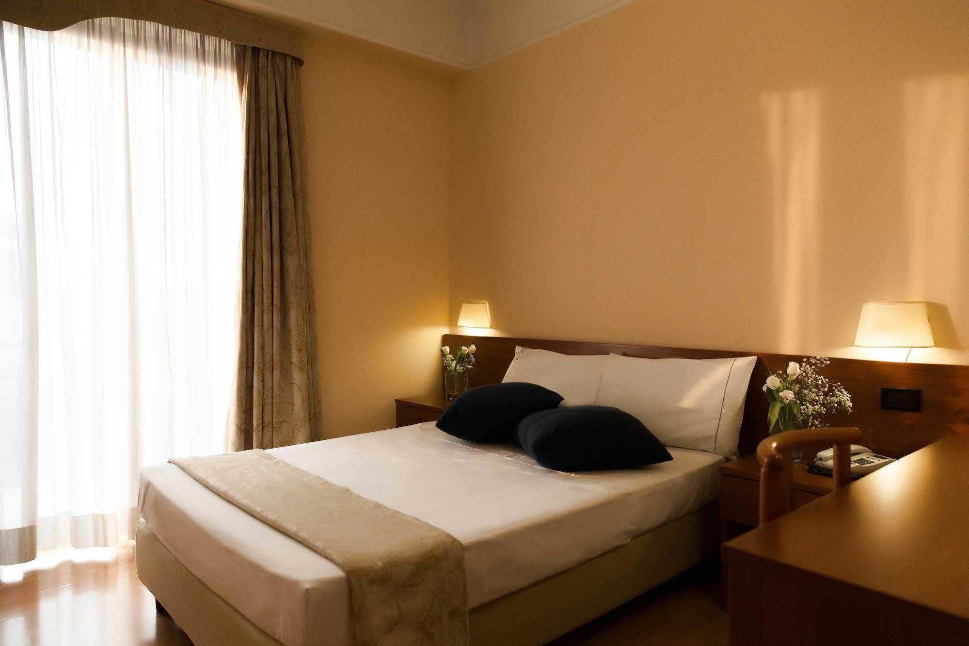 Park Hotel Латина Екстер'єр фото